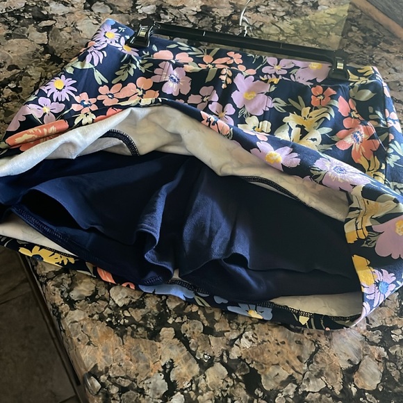 NW/OT Floral skirt with shorts underneath. Size small. - Picture 4 of 7